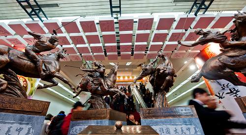這是文博會(huì)展覽會(huì)上展出的雕塑作品《2012倫敦奧運(yùn)馬球》,作品將贈(zèng)送給倫敦奧運(yùn)會(huì)(11月10日攝)。新華社記者 張宇 攝