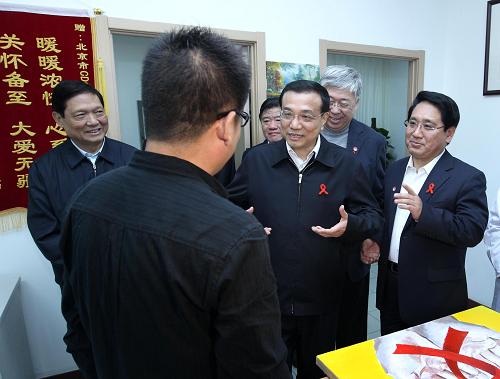 11月18日,中共中央政治局常委、國務院副總理、國務院防治艾滋病工作委員會主任李克強主持召開國務院防治艾滋病工作委員會全體會議,并到北京市考察調研艾滋病防治情況。這是在北京市疾病預防控制中心陽光健康社區(qū),李克強了解艾滋病毒感染者工作、生活與治療情況。新華社記者 龐興雷 攝