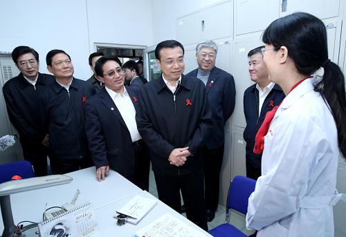 這是在北京市疾病預防控制中心艾滋病自愿檢測門診室,李克強向工作人員了解艾滋病毒抗體檢測流程與跟蹤服務情況。新華社記者 龐興雷 攝