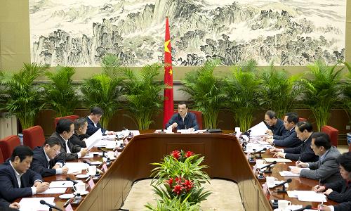 11月18日,中共中央政治局常委、國務院副總理、國務院防治艾滋病工作委員會主任李克強主持召開國務院防治艾滋病工作委員會全體會議,并到北京市考察調研艾滋病防治情況。新華社記者 黃敬文 攝