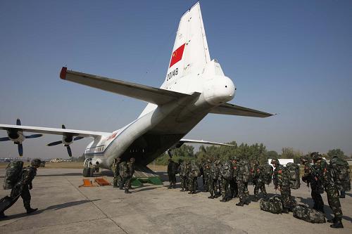 11月27日,在巴基斯坦伊斯蘭堡機(jī)場(chǎng),中方回撤人員組織登機(jī)。 中巴“友誼-2011”聯(lián)合反恐訓(xùn)練中方參訓(xùn)部隊(duì)直升機(jī)分隊(duì)已于26日北京時(shí)間18時(shí)許抵達(dá)新疆喀什機(jī)場(chǎng)。27日,中方參訓(xùn)官兵分4架次乘坐空軍運(yùn)輸機(jī)抵達(dá)喀什機(jī)場(chǎng)。28日,所有在巴參訓(xùn)官兵將全部返回。 新華社記者 李翔 攝