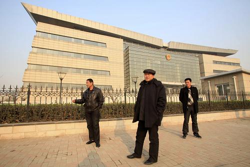12月20日,河北樂(lè)亭縣漁民代表張維華、段金宗和王愛(ài)文(從左至右)在天津海事法院外等候代理律師趙京瑞。 當(dāng)日,河北樂(lè)亭縣漁民代表到天津海事法院聽(tīng)取是否立案的結(jié)果。天津海事法院工作人員表示,因訴訟代理人提交的材料尚需補(bǔ)充,不能給出是否立案的通知。 今年6月,位于渤海灣的蓬萊19-3油田發(fā)生大面積溢油事故,隨即周邊河北、山東、天津均出現(xiàn)海產(chǎn)品大面積減產(chǎn),漁民損失慘重。由于兩者之間的關(guān)聯(lián),漁民們普遍懷疑是此次溢出的油污造成了海產(chǎn)品減產(chǎn)。12月13日,樂(lè)亭縣百余名漁民派出的數(shù)名代表正式向天津海事法院提起訴訟,要求渤海灣溢油事故的責(zé)任方康菲公司賠償漁民經(jīng)濟(jì)損失4.9億余元。 新華社發(fā)
