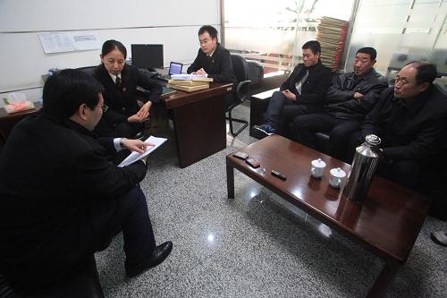 12月20日,代理律師趙京瑞(左一)與天津海事法院工作人員以及河北樂(lè)亭縣漁民代表王愛(ài)文(右三)、張維華(右二)、段金宗(右一)進(jìn)行商議。新華社發(fā)