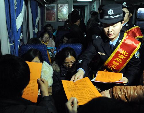 1月10日,北京鐵警女子“輕騎兵”安全宣傳隊(duì)成員在北京開(kāi)往西安的T231次列車(chē)上發(fā)放宣傳材料。當(dāng)日,北京鐵警新成立的女子“輕騎兵”安全宣傳隊(duì)登上北京開(kāi)往西安的T231次列車(chē),開(kāi)展以“首都鐵警伴您平安出行”為主題的宣傳活動(dòng)。宣傳隊(duì)根據(jù)所轄列車(chē)不同的客流特點(diǎn),采取靈活機(jī)動(dòng)的方式,在出京列車(chē)上開(kāi)展安全防范、法律咨詢、防盜防騙等宣傳活動(dòng)。新華社記者 唐召明 攝
