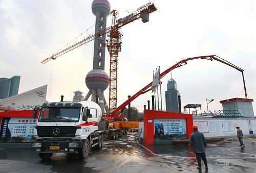 這是正在緊張施工中的中國金融信息大廈工地(1月11日攝)。1月11日,作為上海國際金融中心軟實(shí)力重要標(biāo)志的中國金融信息大廈地下結(jié)構(gòu)全部澆筑完成。根據(jù)施工計(jì)劃,大廈將在7月底完成結(jié)構(gòu)封頂。位于浦東陸家嘴金融核心區(qū)的中國金融信息大廈項(xiàng)目是國家“核高基”項(xiàng)目——新華社金融信息平臺(新華08)的重要載體,也是新華社與上海市政府簽訂的全面戰(zhàn)略合作備忘錄的重要內(nèi)容之一,被列為上海市和浦東新區(qū)重大工程,由上海市代建。上海建工(集團(tuán))總公司作為代建單位和施工總承包單位,全權(quán)負(fù)責(zé)項(xiàng)目建設(shè)實(shí)施工作。作為新華08上??偛康臓I運(yùn)場所,中國金融信息大廈集金融資訊采集、發(fā)布、數(shù)據(jù)挖掘、指數(shù)產(chǎn)品研發(fā)等于一身,將實(shí)時滾動向全球發(fā)布金融、證券等信息和數(shù)據(jù)。新華社記者 裴鑫 攝