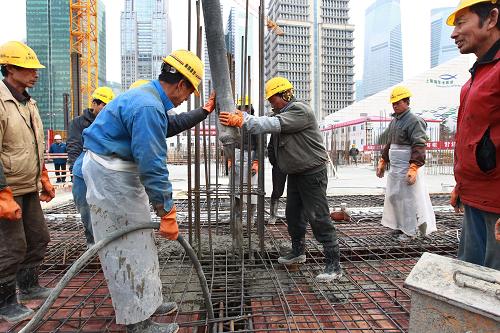 1月11日,工人在澆筑中國金融信息大廈地下結(jié)構(gòu)的頂板。新華社記者 裴鑫 攝