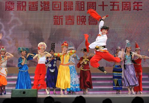 1月31日,演員在晚會(huì)上表演。 當(dāng)日,由國(guó)務(wù)院僑務(wù)辦公室和香港僑界社團(tuán)聯(lián)會(huì)主辦的“文化中國(guó)·四海同春”香港站慰問演出在香港會(huì)展中心上演,為港人帶來歡樂祥和的新春熱鬧氣氛,同時(shí)拉開慶祝香港回歸祖國(guó)15周年活動(dòng)序幕。 新華社記者 黃本強(qiáng) 攝