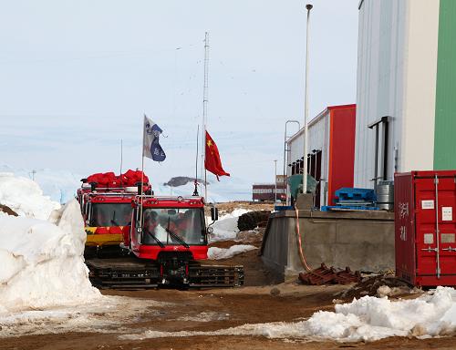 2月8日,昆侖站隊的雪地車駛近南極中山站廣場。中山站時間2月8日16時45分左右(北京時間2月8日19時45分左右),經(jīng)過54天艱苦的南極內陸冰蓋之旅,第28次南極科考昆侖站隊順利返回南極中山站。第28次南極科考昆侖站隊的26名隊員駕駛8輛雪地車、拖拽33個雪橇于2011年12月16日從距離中山站約10公里的出發(fā)集結地啟程前往昆侖站,經(jīng)過十余天的艱苦跋涉,于2012年1月4日抵達。1月24日,完成深冰芯導向孔鉆探、南極AST3巡天望遠鏡安裝和二期建設等項目后,昆侖站隊啟程返回中山站。新華社記者 黃小希 攝