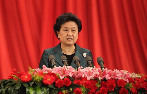 2月14日上午,中共中央、國(guó)務(wù)院在北京隆重舉行國(guó)家科學(xué)技術(shù)獎(jiǎng)勵(lì)大會(huì)。中共中央政治局委員、國(guó)務(wù)委員劉延?xùn)|在會(huì)上宣讀《國(guó)務(wù)院關(guān)于2011年度國(guó)家科學(xué)技術(shù)獎(jiǎng)勵(lì)的決定》。 新華社記者丁林?jǐn)z