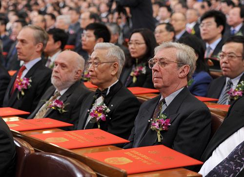 2月14日上午,中共中央、國(guó)務(wù)院在北京隆重舉行國(guó)家科學(xué)技術(shù)獎(jiǎng)勵(lì)大會(huì)。這是獲得中華人民共和國(guó)國(guó)際科學(xué)技術(shù)合作獎(jiǎng)的外國(guó)代表在大會(huì)上。 新華社記者 馬占成 攝