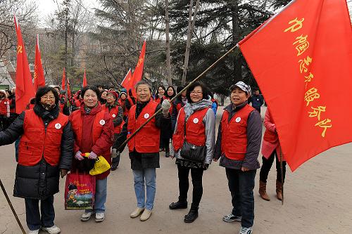 3月1日,幾位巾幗志愿者在啟動儀式上展示巾幗志愿者服務(wù)隊隊旗。 當(dāng)日,全國婦聯(lián)“踐行雷鋒精神·百萬巾幗志愿者在行動” 活動在北京啟動,31個省區(qū)市婦聯(lián)在各地也同時啟動此活動。全國婦聯(lián)號召百萬巾幗志愿者立足社區(qū),從身邊做起、熱情幫扶困難家庭,重點關(guān)愛留守婦女兒童、貧困單身母親和空巢老人,積極開展法律宣傳咨詢、情感關(guān)懷撫慰、科學(xué)教育子女、社會環(huán)境保護等活動,推動學(xué)雷鋒活動常態(tài)化,讓雷鋒精神在巾幗志愿服務(wù)實踐中發(fā)揚光大。 新華社記者 何俊昌 攝