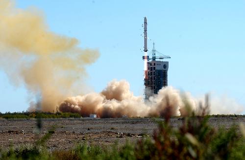 這是委內(nèi)瑞拉遙感衛(wèi)星一號(hào)(VRSS-1)點(diǎn)火升空瞬間(9月29日攝)。新華社記者聶建江攝