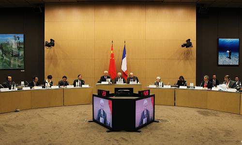 11月28日,中法代表參加在法國(guó)巴黎舉行的中國(guó)全國(guó)人大與法國(guó)國(guó)民議會(huì)合作委員會(huì)第三次會(huì)議。 當(dāng)日,中國(guó)全國(guó)人大與法國(guó)國(guó)民議會(huì)合作委員會(huì)第三次會(huì)議在法國(guó)巴黎舉行。會(huì)上,中法雙方就雙邊關(guān)系、議會(huì)交往、文化遺產(chǎn)傳承和城市管理等問(wèn)題廣泛深入交換了意見(jiàn)。 新華社記者高靜攝
