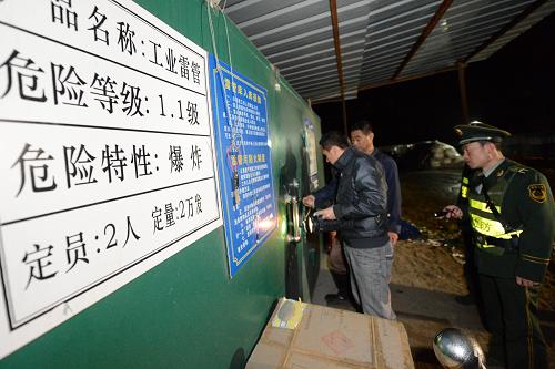 5月19日,吉林省琿春市公安邊防大隊(duì)密江邊防派出所民警入庫(kù)核對(duì)炸藥數(shù)量。 當(dāng)日,琿春市公安邊防大隊(duì)密江邊防派出所民警冒雨來(lái)到轄區(qū)吉圖琿客運(yùn)專(zhuān)線小盤(pán)嶺隧道工區(qū)炸藥庫(kù),對(duì)庫(kù)存炸藥進(jìn)行安全檢查,防止炸藥流失危害社會(huì)。 新華社發(fā)(管清江 攝)