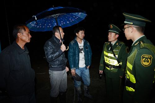 5月19日,吉林省琿春市公安邊防大隊(duì)密江邊防派出所民警向庫(kù)管人員了解炸藥使用及管理情況。新華社發(fā)(管清江 攝)