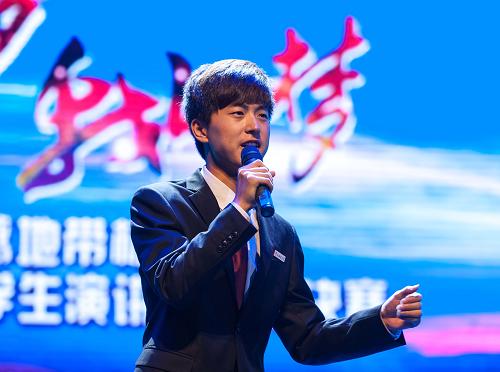 7月3日,重慶師范大學(xué)學(xué)生陳忠國(guó)在做題為《理性夢(mèng)想 做真正自己》的演講。新華社記者 劉潺 攝