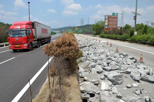 8月26日,京港澳高速公路湖南大浦至宜章段道路整修工程西半幅(北往南方向)完工并恢復(fù)通車。同時(shí),東半幅(南往北方向)開始封閉施工。 2013年5月27日,京港澳高速公路湖南境內(nèi)的衡東大浦至郴州宜章段啟動(dòng)大修工程,至8月26日,西半幅(北往南方向)道路整修工程完工并恢復(fù)通車,同時(shí),東半幅(南往北方向)道路開始封閉施工,實(shí)施交通管制,預(yù)計(jì)全部大修工程于11月下旬完成。 新華社發(fā)(賀茂峰 攝)