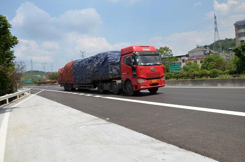 8月26日,車輛由北往南行駛在整修后的京港澳高速公路湖南大浦至宜章段的公路上。新華社發(fā)(賀茂峰 攝)