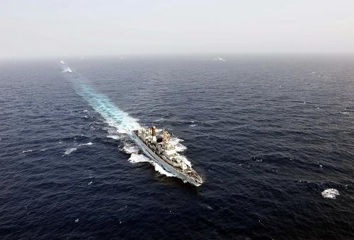 8月26日,中國海軍第十四批、十五批護(hù)航編隊開始在亞丁灣分航。 當(dāng)?shù)貢r間26日上午7時左右,中國海軍第十四批、十五批護(hù)航編隊開始在亞丁灣分航。分航之后,第十四批護(hù)航編隊將告別亞丁灣,第十五批護(hù)航編隊將正式開始獨立護(hù)航。此前,兩批護(hù)航編隊在亞丁灣會合之后,共同組織完成了第620批和621批聯(lián)合護(hù)航任務(wù)。 新華社發(fā)(陳耕攝)