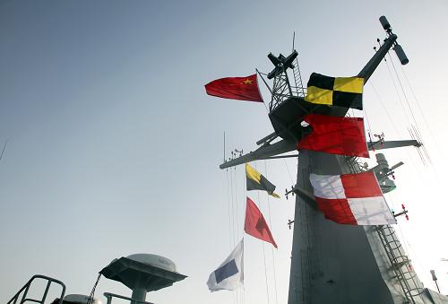 8月26日,中國海軍井岡山艦掛出表示“祝同志們順利到達(dá)目的地”和“祝你們一路順風(fēng)”的旗組。新華社記者梁舜攝