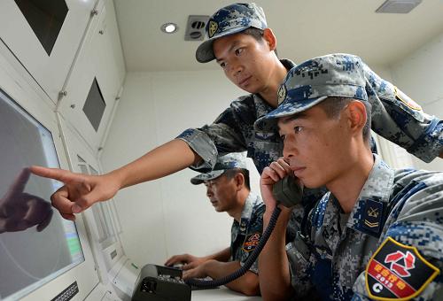 精準(zhǔn)作戰(zhàn)籌劃、精細(xì)作戰(zhàn)協(xié)同、精確作戰(zhàn)評(píng)估……“使命行動(dòng)-2013C”演習(xí)展開后,“紅”“藍(lán)”雙方指揮部依托一體化指揮平臺(tái),立足未知的復(fù)雜電磁環(huán)境,陸、海、空軍上下聯(lián)動(dòng)集智謀劃,助推“中軍帳”運(yùn)籌帷幄科學(xué)高效。 演習(xí)期間,“紅”軍參演人員緊盯“敵”情動(dòng)態(tài)。 新華社發(fā)(沈玲 攝)