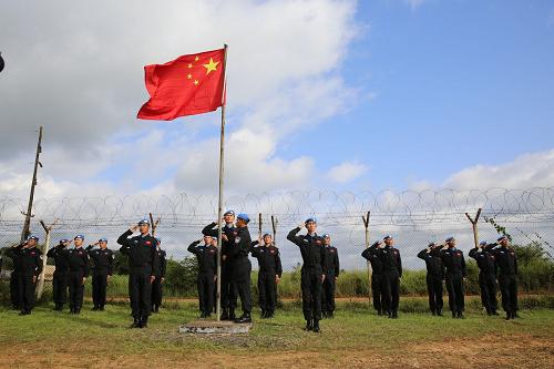 10月24日清晨,中國(guó)首支赴利比里亞維和警察防暴隊(duì)在當(dāng)?shù)嘏e行首次升旗儀式。 由于當(dāng)?shù)匚镔Y匱乏,沒(méi)有保障升旗儀式的音響設(shè)備,140名隊(duì)員將對(duì)講機(jī)調(diào)至統(tǒng)一頻道,通過(guò)收聽(tīng)筆記本電腦播放的國(guó)歌,完成了升旗儀式。這是中國(guó)首次向聯(lián)合國(guó)非洲任務(wù)區(qū)派遣成建制維和警察防暴隊(duì),防暴隊(duì)將在利比里亞任務(wù)區(qū)執(zhí)行為期8個(gè)月的維和任務(wù)。 新華社發(fā)(高學(xué)德攝)