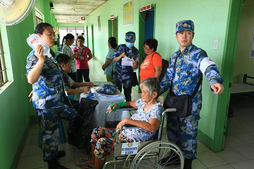 12月2日,在菲律賓塔克洛班市,中國海軍醫(yī)務(wù)工作者準備把危重病人送到和平方舟醫(yī)院船進行進一步治療。新華社記者 吳登峰 攝
