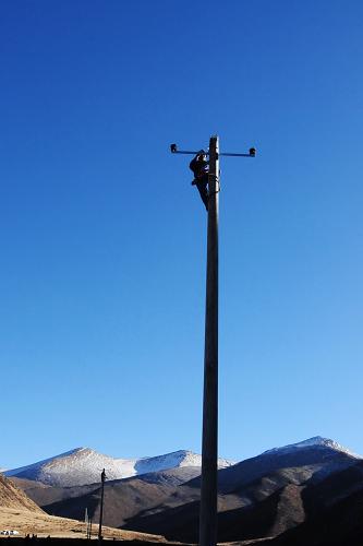 12月3日,電力工人在青海果洛州達(dá)日縣德昂鄉(xiāng)進(jìn)行高空作業(yè)。新華社記者 駱曉飛 攝