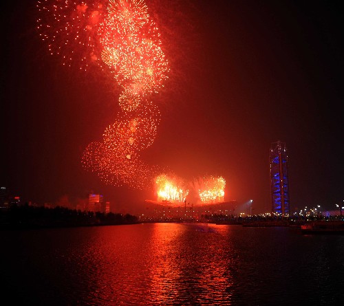 8月8日晚,第29屆北京奧運(yùn)會(huì)開幕式在國(guó)家體育場(chǎng)隆重舉行。這是從國(guó)家體育場(chǎng)北側(cè)拍攝的開幕式焰火。 新華社記者陳燮攝
