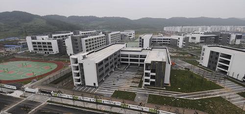 這是新北川中學(xué)校區(qū)鳥瞰(8月17日攝)。 8月17日,新北川中學(xué)竣工典禮在北川新縣城隆重舉行。新北川中學(xué)是汶川地震災(zāi)后重建重點(diǎn)工程,這座由中鐵二局承建的新校園總建筑面積達(dá)72000平方米,共有10個(gè)單體建筑,總投資近2億元,這些重建資金全部由海內(nèi)外華僑及愛心人士捐獻(xiàn)。 新華社記者 李橋橋攝