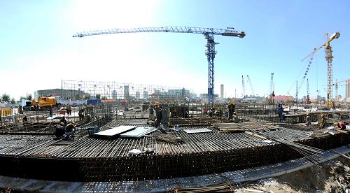 8月16日,建設(shè)者在進(jìn)行地基施工作業(yè)。 作為天津?yàn)I海新區(qū)“十大戰(zhàn)役”之一的濱海新區(qū)中心商務(wù)區(qū)建設(shè)工程——響螺灣商務(wù)區(qū)和于家堡金融區(qū)項(xiàng)目正在加緊建設(shè)中。據(jù)介紹,目前,響螺灣商務(wù)區(qū)的浙商大廈、五礦大廈、極地海洋館、中船重工大廈等10多棟樓宇主體建設(shè)已封頂,于家堡金融區(qū)起步區(qū)建設(shè)與招商齊頭并進(jìn),注冊(cè)入?yún)^(qū)企業(yè)已達(dá)65家,35個(gè)地塊年底前全部開(kāi)建。 新華社記者 劉海峰 攝