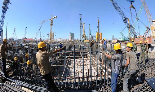 8月16日,建設(shè)者們?cè)谶M(jìn)行鋼筋加固施工作業(yè)。 作為天津?yàn)I海新區(qū)“十大戰(zhàn)役”之一的濱海新區(qū)中心商務(wù)區(qū)建設(shè)工程——響螺灣商務(wù)區(qū)和于家堡金融區(qū)項(xiàng)目正在加緊建設(shè)中。據(jù)介紹,目前,響螺灣商務(wù)區(qū)的浙商大廈、五礦大廈、極地海洋館、中船重工大廈等10多棟樓宇主體建設(shè)已封頂,于家堡金融區(qū)起步區(qū)建設(shè)與招商齊頭并進(jìn),注冊(cè)入?yún)^(qū)企業(yè)已達(dá)65家,35個(gè)地塊年底前全部開(kāi)建。 新華社記者 劉海峰 攝