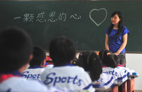 舟曲災區(qū)初中小學校順利開學 8月25日,在舟曲縣一中,遷移這里辦學的舟曲城關第二小學3年級1班班主任靳東霞,給學生們講的第一節(jié)課是“感恩”。 當日,甘肅舟曲災區(qū)初中和小學按原定計劃順利開學,7000多名初中生和小學生重返學校,開始有特殊意義的新學期第一天。 新華社記者 梁強 攝