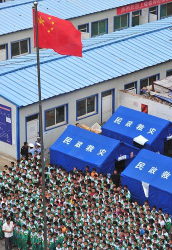8月25日,在舟曲縣一中,遷移這里辦學的舟曲城關第一小學舉行開學典禮升國旗儀式。 當日,甘肅舟曲災區(qū)初中和小學按原定計劃順利開學,7000多名初中生和小學生重返學校,開始有特殊意義的新學期第一天。 新華社記者 梁強 攝