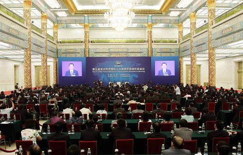 胡錦濤出席第五屆APEC人力資源開發(fā)部長級會議開幕式并致辭 9月16日,中國國家主席胡錦濤在北京人民大會堂出席第五屆APEC人力資源開發(fā)部長級會議開幕式并致辭。 新華社記者劉衛(wèi)兵攝