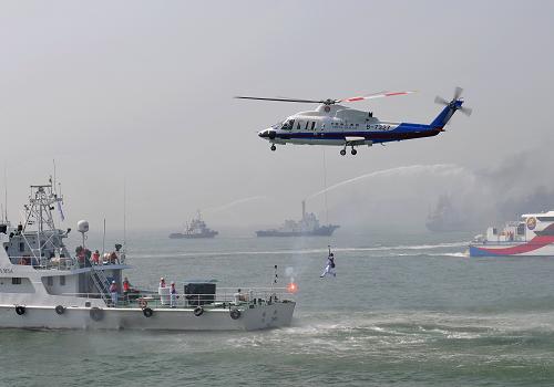 海峽兩岸首次共同開展海陸空立體搜救演練 這是來自大陸的專業(yè)救助直升機進行立體搜救現(xiàn)場(9月16日攝)。 當日,“2010年海峽兩岸海上聯(lián)合搜救演練”在臺灣海峽廈門、金門附近海域舉行,兩岸10余艘船只和3架直升機參與。此次聯(lián)合演練主題為“保障兩岸三通 共建平安海峽”,是兩岸搜救力量首次共同策劃、組織、參與、合作和完成大規(guī)模的海上聯(lián)合演練。 新華社記者魏培全攝
