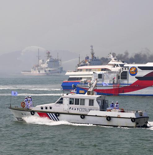 這是海峽兩岸首次共同開展海陸空立體搜救演練現(xiàn)場(9月16日攝)。 當日,“2010年海峽兩岸海上聯(lián)合搜救演練”在臺灣海峽廈門、金門附近海域舉行,兩岸10余艘船只和3架直升機參與。此次聯(lián)合演練主題為“保障兩岸三通 共建平安海峽”,是兩岸搜救力量首次共同策劃、組織、參與、合作和完成大規(guī)模的海上聯(lián)合演練。 新華社記者魏培全攝