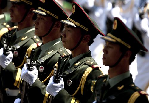 9月16日,在墨西哥首都墨西哥城,中國(guó)人民解放軍儀仗方隊(duì)參加墨西哥獨(dú)立200周年慶典閱兵。參加此次閱兵的中國(guó)儀仗隊(duì)由36人組成,其中34人編成方陣,最前方是1名旗手、5名護(hù)旗手,后隨1名陸軍指揮官,其身后列3隊(duì),陸海空各1列、每列9人。這是解放軍儀仗部隊(duì)首次走出國(guó)門(mén)遠(yuǎn)赴海外參加活動(dòng)。 新華社發(fā)(豪爾赫·丹攝)