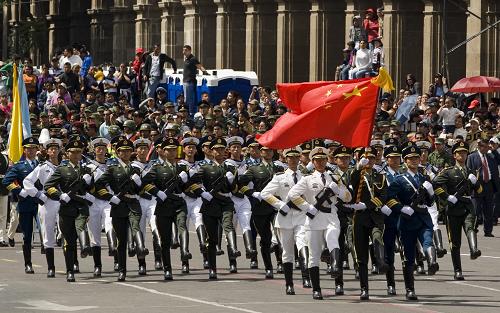9月16日,在墨西哥首都墨西哥城,中國(guó)人民解放軍儀仗方隊(duì)參加墨西哥獨(dú)立200周年慶典閱兵。參加此次閱兵的中國(guó)儀仗隊(duì)由36人組成,其中34人編成方陣,最前方是1名旗手、5名護(hù)旗手,后隨1名陸軍指揮官,其身后列3隊(duì),陸??崭?列、每列9人。這是解放軍儀仗部隊(duì)首次走出國(guó)門(mén)遠(yuǎn)赴海外參加活動(dòng)。 新華社記者戴維攝