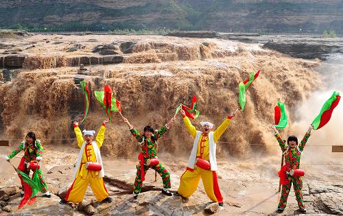 9月25日,演員在山西吉縣黃河壺口瀑布景區(qū)為游人表演。 當日,黃河壺口瀑布景區(qū)出現(xiàn)近十年來同期最大的一次水量,主瀑布寬度接近200米,與副瀑布連成一片,氣勢磅礴,場面十分壯觀。 受近日內(nèi)蒙古河套東部、山西中北部、陜西北部大面積地區(qū)降雨影響,位于黃河晉陜大峽谷的壺口瀑布水量大增。據(jù)吳堡水文站測量,短時最大水流量突破每秒5000立方米。 新華社發(fā)(閆銳鵬 攝)