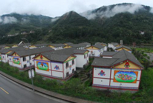 汶川震后的安居生活 這是四川汶川縣三江鄉(xiāng)重建的新民居(9月25日攝)。 “5·12”地震后,廣東惠州市援建汶川縣三江鄉(xiāng)的46個(gè)恢復(fù)重建項(xiàng)目已于2009年9月整體竣工并交付使用?;葜菔羞€將三江鄉(xiāng)作為惠州的“編外鄉(xiāng)鎮(zhèn)”,對(duì)其給予長(zhǎng)期幫扶。短短兩年時(shí)間,汶川縣三江鄉(xiāng)在廢墟上建起了美麗的新家園。 新華社發(fā)(李作描 攝)