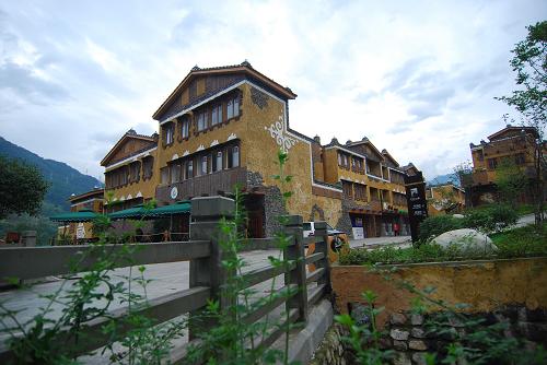這是四川汶川縣水磨鎮(zhèn)獨(dú)具川西特色的羌族新建筑(9月25日攝)。 “5·12”地震后,由廣東佛山市對(duì)口援建的四川汶川縣水磨鎮(zhèn)搬遷、關(guān)閉60多家高耗能、高污染企業(yè),打造了一個(gè)有著濃郁羌族風(fēng)韻的“生態(tài)旅游小鎮(zhèn)”,這個(gè)如詩(shī)如畫又有著羌族風(fēng)情的“小麗江”終于再露芳容。 新華社發(fā)(張大崗 攝)