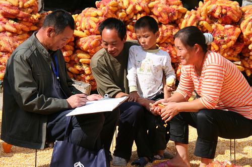 10月23日,宋兆行(左)在村民家中進(jìn)行人口普查前的摸底登記。 今年48歲的宋兆行是山東省臨沂市郯城縣郯城鎮(zhèn)后趙村的一名人口普查員。他所在的村有317戶、1123人。由于正是農(nóng)忙時(shí)節(jié),他每天早上從6點(diǎn)多開始便要奔波于農(nóng)戶家中和田間地頭,做好正式入戶登記前的摸底工作,一天要走30多里路。據(jù)了解,目前郯城縣共有5000余名人口普查員奮戰(zhàn)在人口普查工作一線。 新華社發(fā)(張春雷 攝)