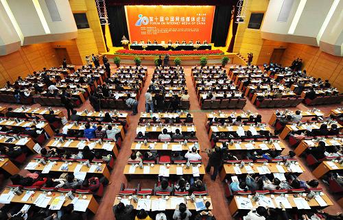 第十屆中國網(wǎng)絡(luò)媒體論壇在南京舉行 10月27日,來自全國各地的嘉賓出席第十屆中國網(wǎng)絡(luò)媒體論壇。 當(dāng)日,第十屆中國網(wǎng)絡(luò)媒體論壇在南京舉行。本屆論壇以“轉(zhuǎn)變發(fā)展方式 提升傳播能力”為主題,下設(shè)6個分論壇。來自全國各地的300多名嘉賓將共同探討網(wǎng)絡(luò)媒體內(nèi)容創(chuàng)新、新聞網(wǎng)站轉(zhuǎn)企改制、優(yōu)化網(wǎng)絡(luò)性能、三網(wǎng)融合新機(jī)遇、移動互聯(lián)新應(yīng)用、提升新聞傳播能力以及提升政府網(wǎng)絡(luò)傳播能力等話題。論壇還將簽署《建設(shè)綠色互聯(lián)網(wǎng)南京宣言》,倡議把網(wǎng)絡(luò)媒體建設(shè)成為宣傳科學(xué)真理、傳播先進(jìn)文化、弘揚文明風(fēng)尚、促進(jìn)社會和諧的輿論陣地。 新華社記者 陳琪 攝