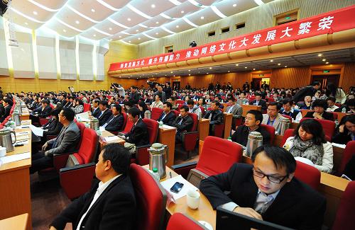 10月27日,來自全國各地的嘉賓出席第十屆中國網(wǎng)絡(luò)媒體論壇。 當(dāng)日,第十屆中國網(wǎng)絡(luò)媒體論壇在南京舉行。本屆論壇以“轉(zhuǎn)變發(fā)展方式 提升傳播能力”為主題,下設(shè)6個分論壇。來自全國各地的300多名嘉賓將共同探討網(wǎng)絡(luò)媒體內(nèi)容創(chuàng)新、新聞網(wǎng)站轉(zhuǎn)企改制、優(yōu)化網(wǎng)絡(luò)性能、三網(wǎng)融合新機(jī)遇、移動互聯(lián)新應(yīng)用、提升新聞傳播能力以及提升政府網(wǎng)絡(luò)傳播能力等話題。論壇還將簽署《建設(shè)綠色互聯(lián)網(wǎng)南京宣言》,倡議把網(wǎng)絡(luò)媒體建設(shè)成為宣傳科學(xué)真理、傳播先進(jìn)文化、弘揚文明風(fēng)尚、促進(jìn)社會和諧的輿論陣地。 新華社記者 陳琪 攝