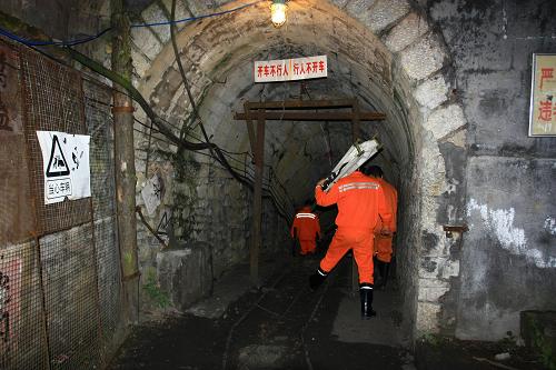 貴州安順發(fā)生一起煤礦透水事故 死12人傷1人 10月27日,救援人員進入發(fā)生透水事故的貴州安順普定縣馬場鎮(zhèn)大坡煤礦井內(nèi)進行排水、排查和搜救。 當(dāng)日7時40分,貴州安順市普定縣馬場鎮(zhèn)大坡煤礦611070回風(fēng)巷掘進工作面發(fā)生透水事故。事故發(fā)生時,井下共有50名工人作業(yè)。事故發(fā)生后,37人安全升井,1人受傷。目前搜救工作已經(jīng)結(jié)束,事故共造成12人死亡,1人受傷。據(jù)了解,事故發(fā)生后,礦方管理人員逃逸。當(dāng)?shù)卣o急采取措施,于28日5時50分將礦方管理人員緝拿歸案,配合事故的搶險調(diào)查。 新華社發(fā)