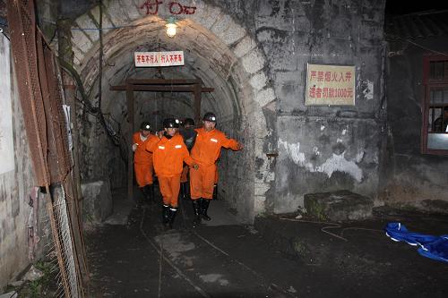 10月27日,發(fā)生透水事故的貴州安順普定縣馬場鎮(zhèn)大坡煤礦一名遇難者遺體升井。 當(dāng)日7時40分,貴州安順市普定縣馬場鎮(zhèn)大坡煤礦611070回風(fēng)巷掘進工作面發(fā)生透水事故。事故發(fā)生時,井下共有50名工人作業(yè)。事故發(fā)生后,37人安全升井,1人受傷。目前搜救工作已經(jīng)結(jié)束,事故共造成12人死亡,1人受傷。據(jù)了解,事故發(fā)生后,礦方管理人員逃逸。當(dāng)?shù)卣o急采取措施,于28日5時50分將礦方管理人員緝拿歸案,配合事故的搶險調(diào)查。 新華社發(fā)