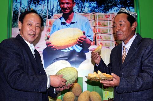 新疆農(nóng)產(chǎn)品進(jìn)京展銷 10月28日,新疆吐魯番地區(qū)農(nóng)辦主任阿布拉(右)在首屆新疆農(nóng)產(chǎn)品北京交易會(huì)上向顧客推薦有機(jī)哈密瓜。 當(dāng)日,首屆新疆農(nóng)產(chǎn)品北京交易會(huì)在全國(guó)農(nóng)業(yè)展覽館開幕,共展出新疆14個(gè)地州市、87個(gè)縣(市)、500多家企業(yè)及新疆生產(chǎn)建設(shè)兵團(tuán)、地方國(guó)營(yíng)農(nóng)場(chǎng)等生產(chǎn)的無(wú)公害、綠色、有機(jī)農(nóng)產(chǎn)品,涉及300多種1000多個(gè)特色精品。交易會(huì)期間,北京市民可憑有效證件免費(fèi)領(lǐng)取入場(chǎng)券。交易會(huì)定于10月30日結(jié)束。 新華社記者 劉浦泉攝
