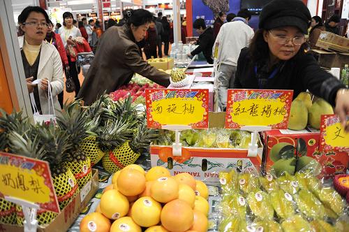 10月28日,臺(tái)灣水果在山東濟(jì)南舉辦的臺(tái)灣名品博覽會(huì)上和濟(jì)南市民見(jiàn)面。 當(dāng)日,由山東省人民政府、臺(tái)北世界貿(mào)易中心主辦的臺(tái)灣名品博覽會(huì)在濟(jì)南國(guó)際會(huì)展中心拉開帷幕。此次博覽會(huì)展位面積超過(guò)3萬(wàn)平方米,參展臺(tái)灣商品達(dá)2萬(wàn)多種,品種涵蓋了電子科技產(chǎn)品、文化產(chǎn)品、日常生活用品和風(fēng)味小吃等。 新華社記者 徐速繪 攝