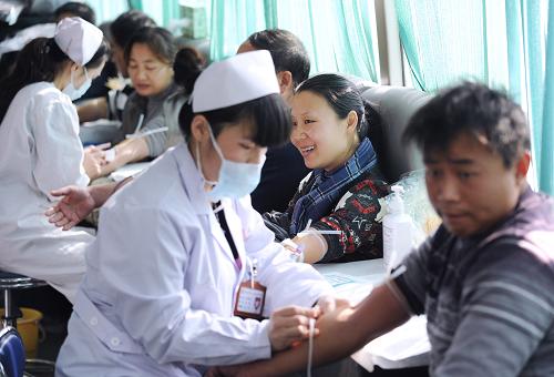 10月29日,群眾在鄭州市河南人民會(huì)堂前的流動(dòng)采血車上無償獻(xiàn)血。 當(dāng)日,許多鄭州市民來到停放在鄭州市河南人民會(huì)堂前的河南省紅十字血液中心流動(dòng)采血車上,排隊(duì)進(jìn)行無償獻(xiàn)血。由于近期一些城市出現(xiàn)血液告急,鄭州越來越多的市民、軍人、學(xué)生和外來務(wù)工人員紛紛加入獻(xiàn)血隊(duì)伍,無償獻(xiàn)血。 新華社記者 趙鵬 攝